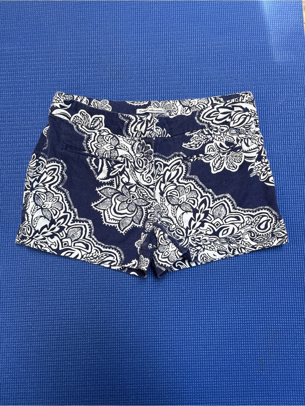 Dalia Collection Navy White Paisley Print Stretch Shorts Size 2